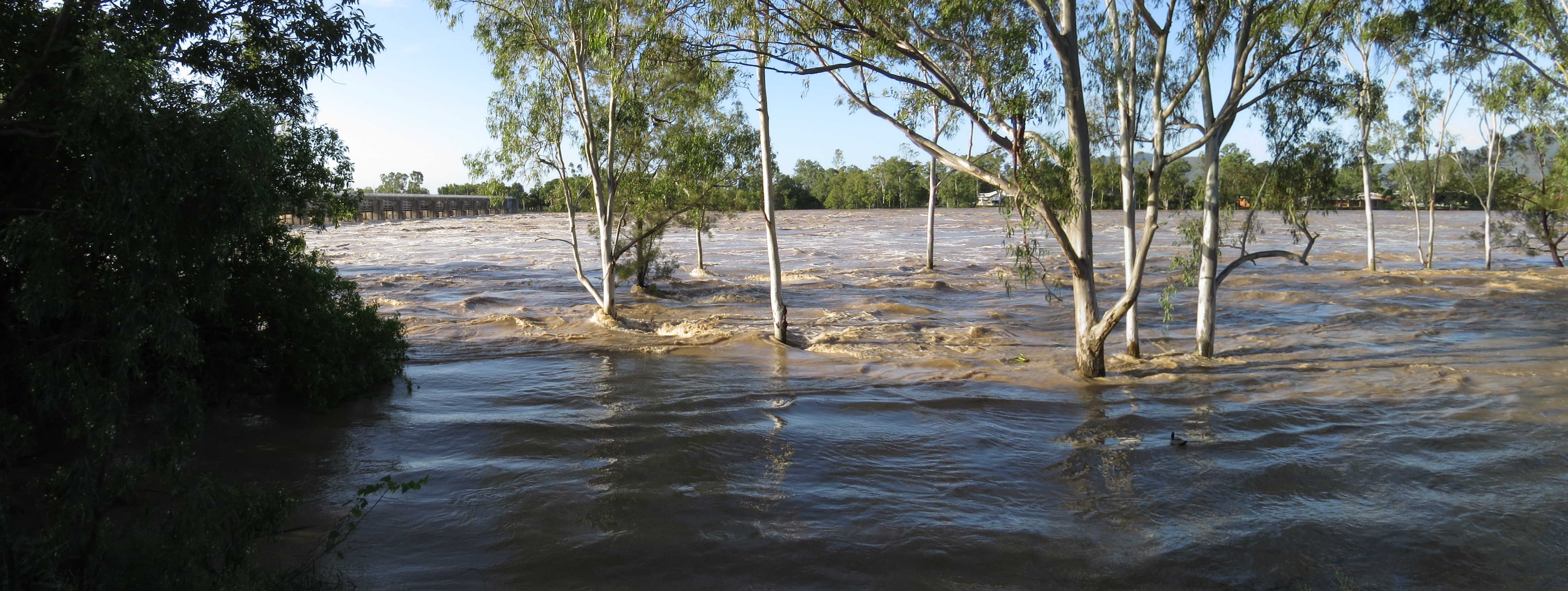 Затопленная долина реки 5 букв. Наводнение в природе. Наводнение на реке. Малые наводнения. Малое наводнение.